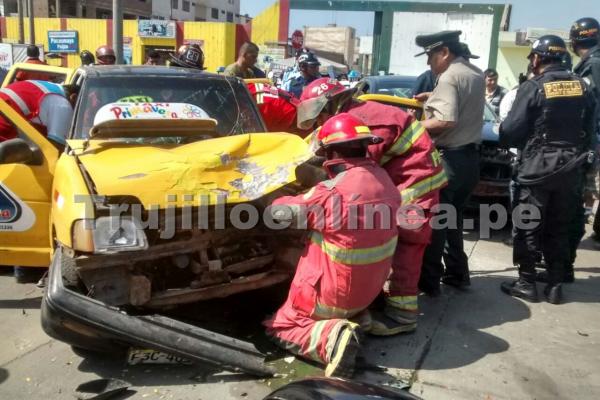 Trujillo: Taxista Quedó Atrapado En Su Vehículo Luego De Choque ...