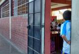 Ventanas no tienen lunas y menores deben soportar el frío. Foto: Trujillo en Línea