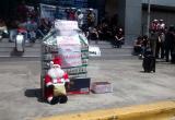 A un costado canasta de parlamentarios y al otro, caja con un pan con pollo que recibirían los trabajadores. Foto: Trujillo en Línea