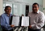 Alcalde presentó documento junto a su gerente general. Foto: Trujillo en Línea