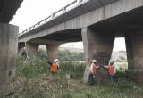 Las columnas que sostienen el puente están corroídas, según constató el equipo técnico del Colegio de Ingenieros. (Foto: Difusión)