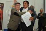 César Acuña entregó la ordenanza que regula la comercialización de minerales en La Libertad. (Foto Trujilloinforma)
