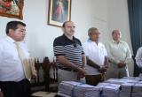 El alcalde Elidio Espinoza entregó al congresista Yehude Simon los expedientes de cinco obras. (Foto cortesía MPT)