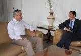 El alcalde Elidio Espinoza se reunió ayer con el gobernador regional Luis Valdez. (Foto Trujilloinforma)