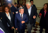 César Acuña al momento de su ingreso a la Comisión de Fiscalización del Congreso. (Foto Internet- medios)