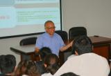 El doctor Aureo Campos Gil,durante una conferencia con alumnos de la UCV.