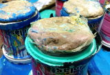 En estos baldes de pintura se pretendía ingresar al penal El Milagro 4 kilos de PBC. (Foto difusión)
