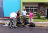 El alcalde de Trujillo,Elidio Espinoza, ayudó ayer domingo en la jornada de limpieza de la ciudad. (Foto cortesía MPT)