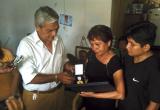 El alcalde de Trujillo, Elidio Espinoza,entrega una medalla y diploma, a los familiares del asesinado dirigente Joel Quiroz. (Fotos cortesía MPT)