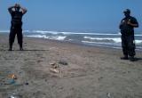 Una turista encontró una pierna humana en la playa de Huanchaco. (Foto Ozono TV)