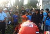 Los bomberos y serenos ayudan al hombre que quedó inconsciente por una intoxicación etílica. (Foto cortesía)