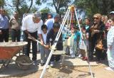 Alcalde colocó primera piedra en parque. Foto: MPT