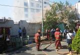 Bomberos y serenos de Trujillo trabajaron para sofocar un incendio en la urbanización Covicorti. (Foto cortesía)