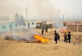 Un decena de ranchos fueron incinerados ayer en el desalojo de invasores de un terreno en La Esperanza. (Foto la Industria)