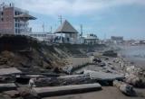 Unos 300 metros del malecón en Huanchaco fueron devorados por los fuertes oleajes esta madrugada. (Foto cortesía Jhony Aurazo)