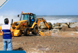 La gerencia regional de Defensa Civil continúa con la tarea de reforzamiento del enrocado en la playa de Buenos Aires. (Foto cortesía GRLL)
