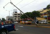 Este poste fue impactado por un vehículo en la av. Mansiche, cuyo conductor fugo de manera irresponsable. (Fotos cortesía MPT)