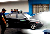 Vehículo se incendia a un costado de la calle. Foto: Seguridad Ciudadana