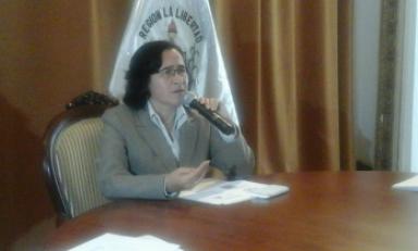 Gerente regional de Salud, Evelyn Goicochea, informando preocupantes cifras.