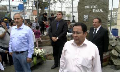 Alan García junto a dirigentes apristas junto a la tumba de Haya de la Torre, en el cementerio Miraflores.
