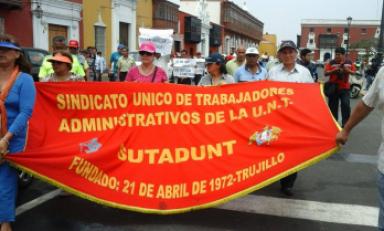 Trabajadores del Sutadunt marchando por el centro de Trujillo