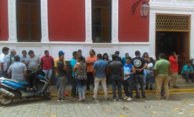 Trabajadores esperaron con paciencia la reinserción a sus puestos laborales. Foto: Trujillo en Línea