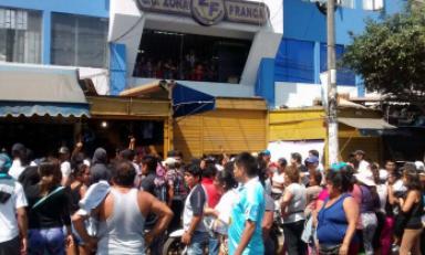 Vendedores de la Zona Franca se refugiaron en el segundo piso luego de cerrar sus puestos ubicados en la primera planta. Foto: Trujillo en Línea