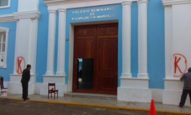 Indignados se mostraron los padres de familia por encontrar las columnas pintadas con la K. Foto: Trujillo en Línea