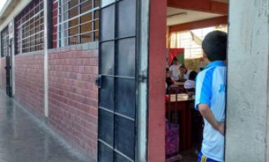 Ventanas no tienen lunas y menores deben soportar el frío. Foto: Trujillo en Línea