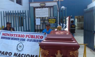 Colocaron cráneo sobre un ataúd. Foto: Trujillo en Línea
