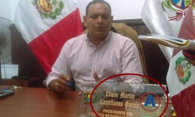 Consejero delegado luce su placa con el logo de APP y el escudo de la región La Libertad. Foto: Trujillo en Línea