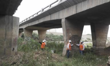 Las columnas que sostienen el puente están corroídas, según constató el equipo técnico del Colegio de Ingenieros. (Foto: Difusión)