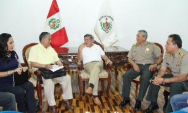 El viceministro del Interior, Leoncio Delgado, se reunió esta tarde en Trujillo, con el presidente regional César Acuña. (Foto cortesía)