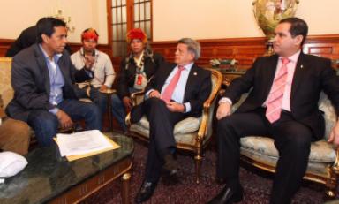 Acuña publicó fotografía en Facebook junto a mensaje de respaldo a su homólogo de Loreto. (Foto: Facebook)