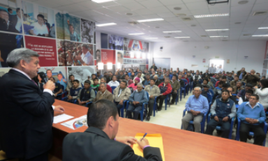 Acuña Peralta se reunió con miembros del gremio de lustradores de calzado. (Foto: APP)