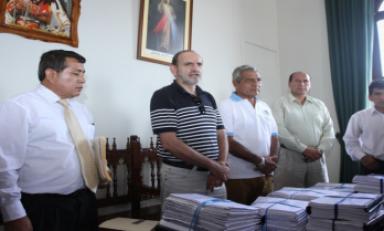 El alcalde Elidio Espinoza entregó al congresista Yehude Simon los expedientes de cinco obras. (Foto cortesía MPT)