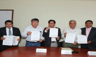 Algunos de los alcaldes de la provincia de Trujillo en la firma de actas. (Foto MPT)