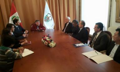 El gobernador regional Cesar Acuña y el rector de la UNT, Orlando Gonzáles Nieves, promueven la investigación científica. (Foto cortesía UNT)