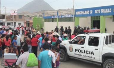Pobladores se atrincheraron frente al consejo. Foto: Trujillo en Línea