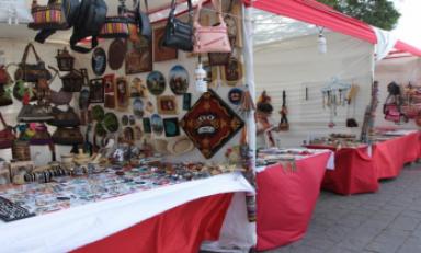 Más de 60 artesanos ofertan sus productos en la plazuela El Recreo. (Foto cortesía MPT)