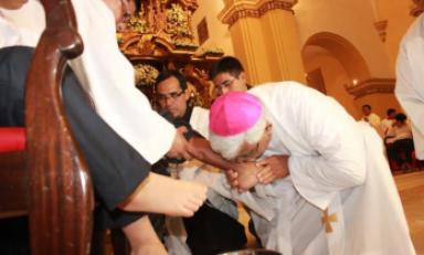 Monseñor Miguel Cabrejos lavará los pies a 12 religiosos, conmemorando hoy el Jueves Santo. (Foto cortesía Arzobispado)