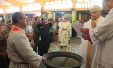 Monseñor Miguel Cabrejos presentó a los nuevos sacerdotes para Virú. (Foto cortesía Azobispado de Trujillo)