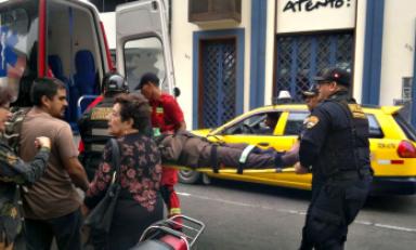 Mujer resbaló cuando iba a ingresar a la iglesia San Francisco. Foto: Seguridad Ciudadana