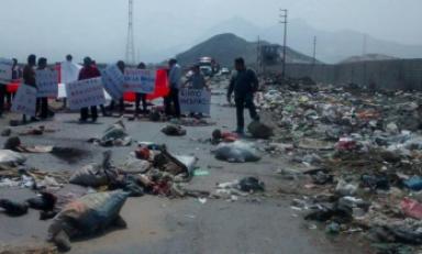 Pobladores protestaron días atrás por contaminación en vía que conduce al botadero. (Foto: Correo)