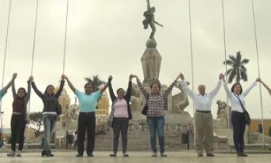 La oposición formó la cadena alrededor del monumento. Foto: Trujillo en Línea