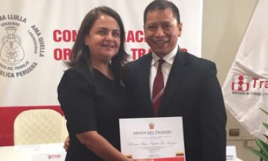 Rosario Bazán, presidenta de la Cámara de Comercio de La Libertad, recibió la distinción "Orden del Trabajo". (Foto cortesía)