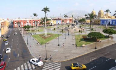 Así se encuentra la Plaza de Armas de Trujillo con el ensayo del cambio de sentido de los jirones Almagro y Orbegoso.