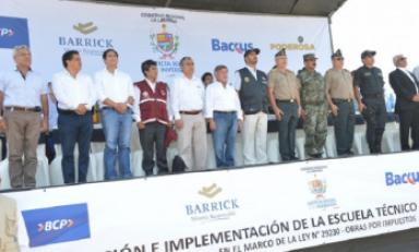Las principales autoridades de La Libertad y el ministro del Interior José Luis Pérez en ceremonia de colocación de la primera piedra para la escuela de la Policia. (foto cortesía GRLL)