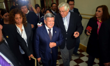 César Acuña al momento de su ingreso a la Comisión de Fiscalización del Congreso. (Foto Internet- medios)