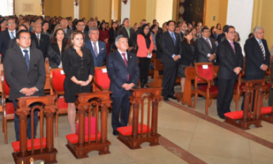 César Acuña participó de la homilía con motivo de su onomástico, a la que asistieron sus familiares y el presidente del Congreso, Luis Iberico.(Foto Facebook)